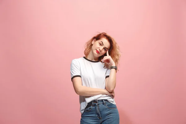 Lasst mich nachdenken. zweifelnde nachdenkliche Frau mit nachdenklichem Gesichtsausdruck, die vor rosa Hintergrund die Wahl trifft — Stockfoto