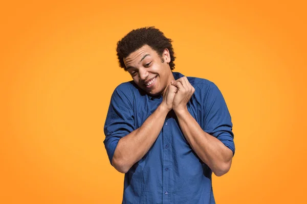 Hombre guapo mirando sorprendido aislado en naranja — Foto de Stock