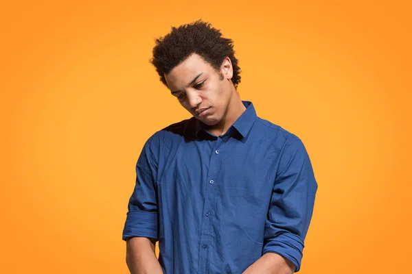 Schön gelangweilt Mann gelangweilt isoliert auf orangefarbenem Hintergrund — Stockfoto