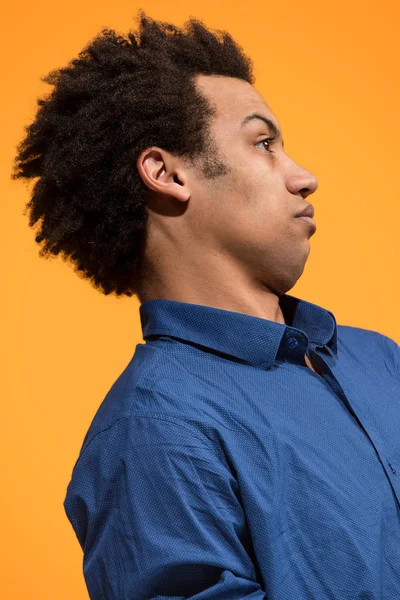 Vackra manliga Halvlångt porträtt isolerad på orange studio backgroud. Den unga känslomässiga förvånad man — Stockfoto