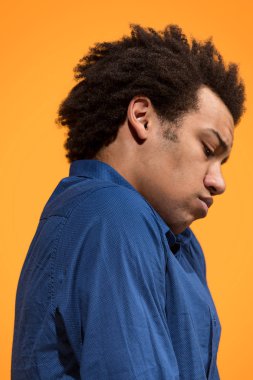 Güzel sıkılmış afro adam üzerinde turuncu arka plan izole