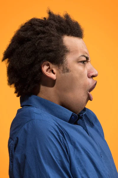 Wunderschönes männliches Brustporträt isoliert auf orangefarbenem Studiohintergrund. Der junge emotionale Überraschungsmann — Stockfoto