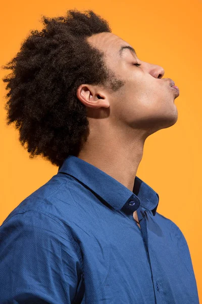 有吸引力的非洲人的肖像与亲吻隔绝橙色背景 — 图库照片