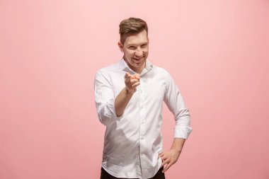 Mutlu iş adamı sen üzerine gelin ve istediğiniz, yarı uzunluk portre portre pembe bir arka plan üzerinde.