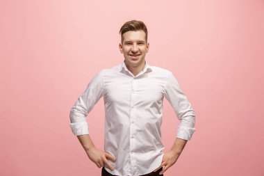 Ayakta ve pembe bir arka plan karşı gülümseyen mutlu iş adamı.