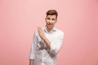 Pembe arka plan üzerinde elini arkasındaki sır fısıldayan genç adam