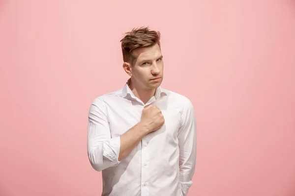 Schönes männliches Halblängenporträt isoliert auf rosa Studiohintergrund. Der junge emotionale Überraschungsmann — Stockfoto