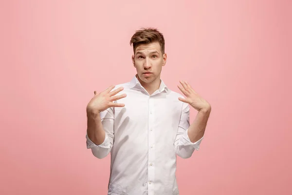 Hermoso retrato masculino de media longitud aislado en el fondo del estudio rosa. El joven emocional sorprendido hombre —  Fotos de Stock