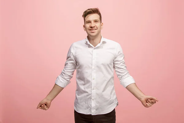 Der glückliche Geschäftsmann steht vor rosa Hintergrund und lächelt. — Stockfoto