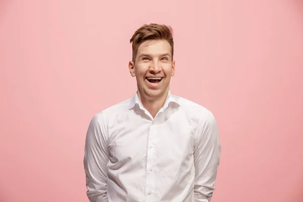 Ευτυχισμένος επιχείρηση άνθρωπος στέκεται και να χαμογελά σε ροζ φόντο. — Φωτογραφία Αρχείου