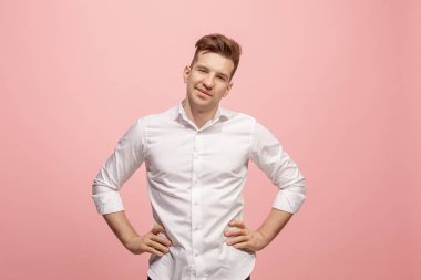 Ayakta ve pembe bir arka plan karşı gülümseyen mutlu iş adamı.