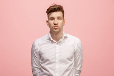Düşünmeme izin ver. Şüpheli dalgın adam düşünceli ifade pembe arka plan kararı ile