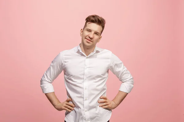 El hombre de negocios feliz de pie y sonriendo sobre el fondo rosa . —  Fotos de Stock