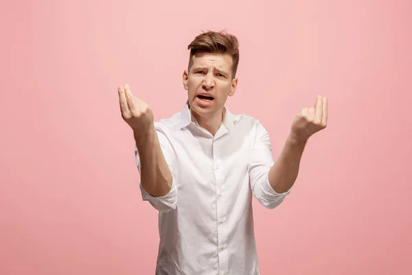 Schönes männliches Halblängenporträt isoliert auf rosa Studiohintergrund. Der junge emotionale Überraschungsmann — Stockfoto