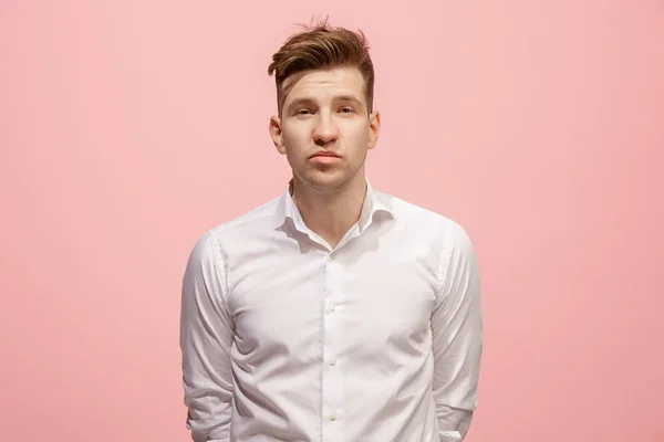 Laisse-moi réfléchir. Homme pensif douteux avec une expression réfléchie faisant un choix sur fond rose — Photo