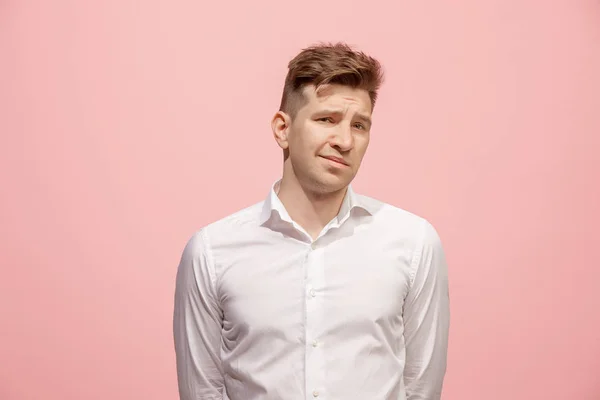 Lasst mich nachdenken. zweifelnder nachdenklicher Mann mit nachdenklichem Gesichtsausdruck, der vor rosa Hintergrund die Wahl trifft — Stockfoto