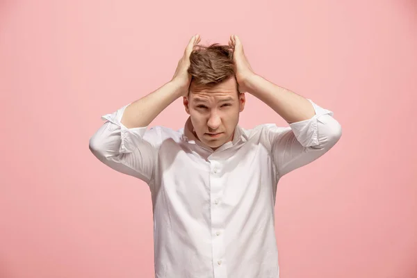 Ο άνθρωπος που έχει πονοκέφαλο. Απομονωμένα σε ροζ φόντο. — Φωτογραφία Αρχείου