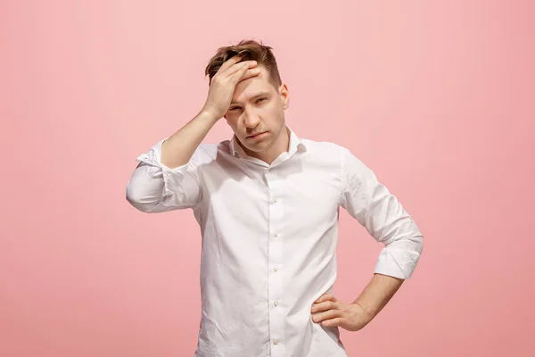 Un hombre con dolor de cabeza. Aislado sobre fondo rosa . —  Fotos de Stock