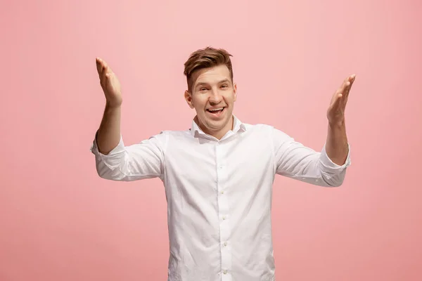 Isolado em rosa jovem casual homem gritando no estúdio — Fotografia de Stock