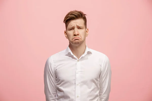 Schöne gelangweilte Mann isoliert auf rosa Hintergrund — Stockfoto