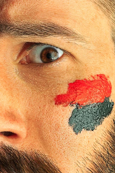 Ritratto di un uomo con la bandiera della Germania dipinta sul volto . — Foto Stock