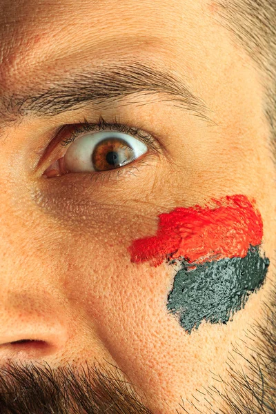 Porträtt av en man med Tysklands flagga målad på honom ansikte. — Stockfoto