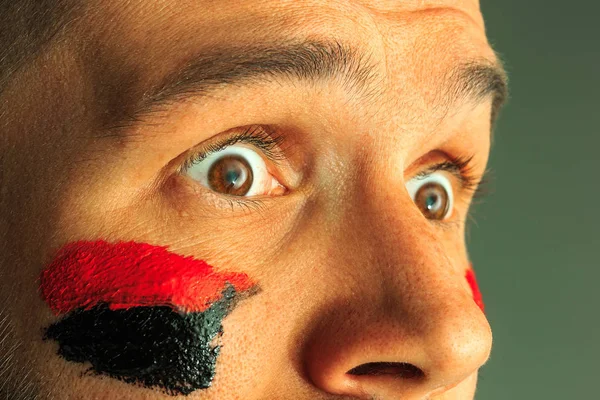 Retrato de um homem com a bandeira da Alemanha pintado sobre ele rosto . — Fotografia de Stock