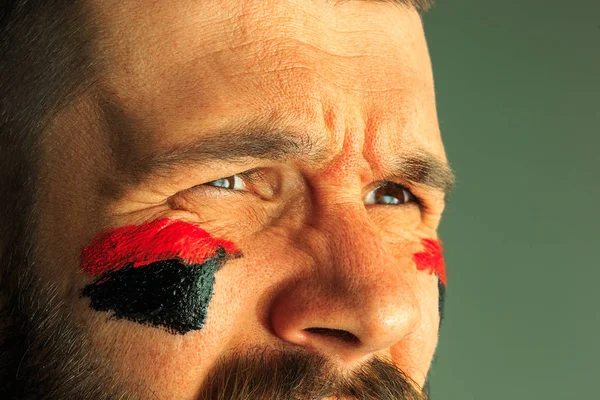 彼の顔を描いた、ドイツの国旗を持つ男の肖像. — ストック写真