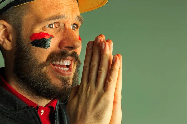 Portret van een man met de vlag van de Duitsland geschilderd op hem gezicht. — Stockfoto