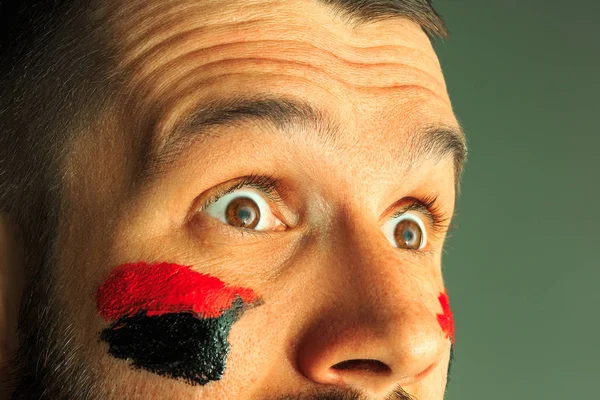 Retrato de un hombre con la bandera de la Alemania pintada en su cara . —  Fotos de Stock