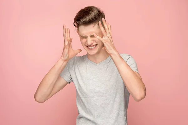 Bonito homem em estresse isolado em rosa — Fotografia de Stock