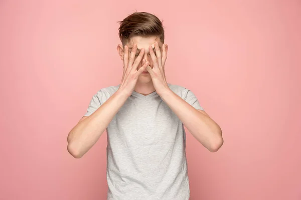 Bonito homem em estresse isolado em rosa — Fotografia de Stock