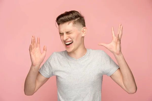 Stilig man i stress isolerad på rosa — Stockfoto