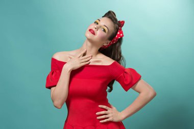 Güzel genç kadın pinup makyaj ve saç modeli ile. Beyaz arka plan üzerinde atış stüdyo