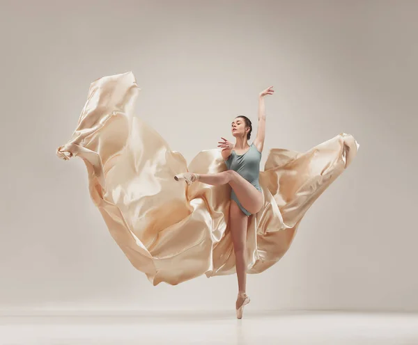 Bailarina de ballet moderna bailando en cuerpo entero sobre fondo blanco . —  Fotos de Stock