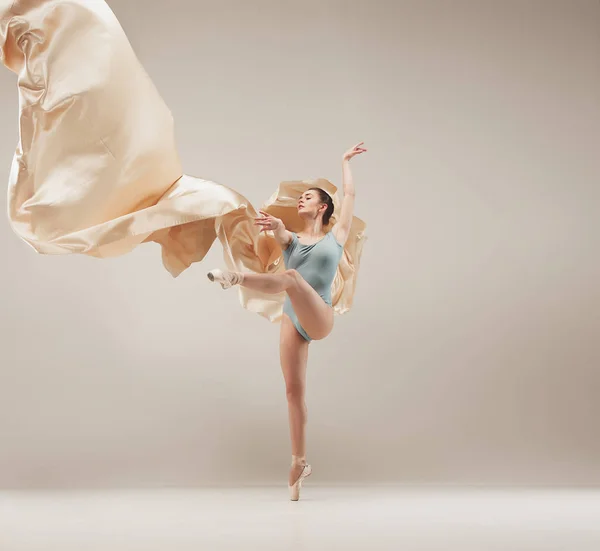 Moderne balletdanser dansen in volledige lichaam op witte studio achtergrond. — Stockfoto