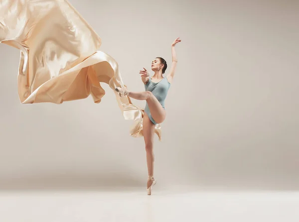 现代芭蕾舞演员在白色演播室背景下全身舞蹈. — 图库照片