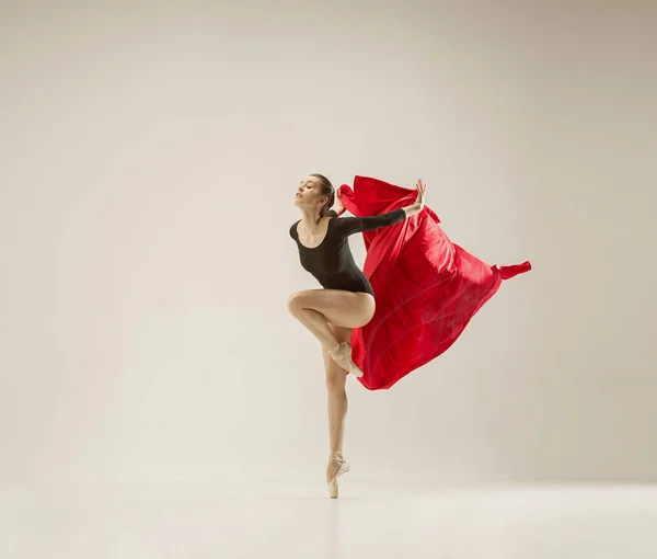 Moderno bailarino de balé dançando em corpo inteiro no fundo do estúdio branco . — Fotografia de Stock