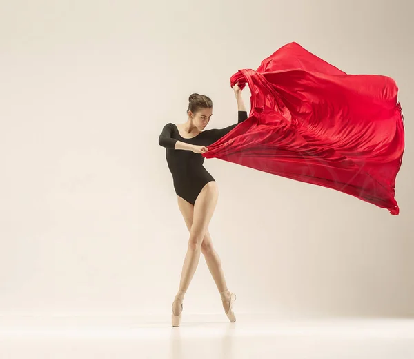 Moderno bailarino de balé dançando em corpo inteiro no fundo do estúdio branco . — Fotografia de Stock