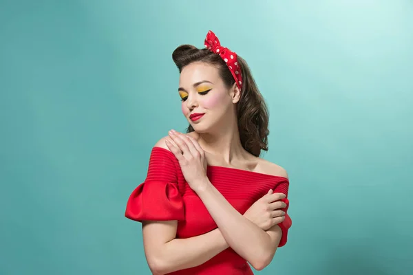 Belle jeune femme avec pinup maquillage et coiffure. Studio tourné sur fond blanc — Photo