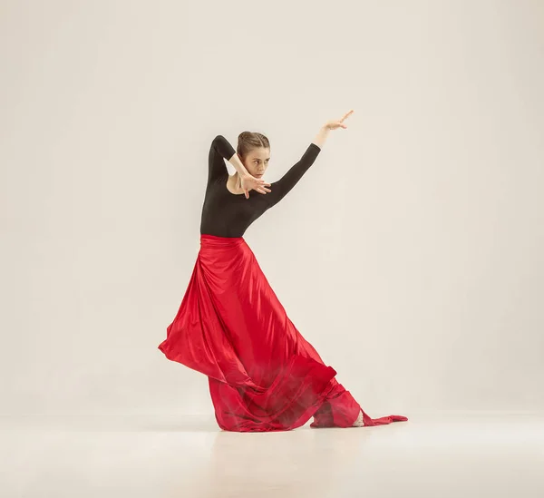 Bailarina de ballet moderna bailando en cuerpo entero sobre fondo blanco . — Foto de Stock