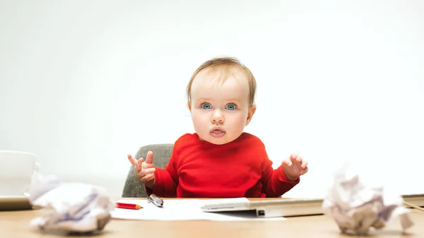 快乐的孩子婴儿女孩坐在一个白色背景下的电脑键盘 — 图库照片