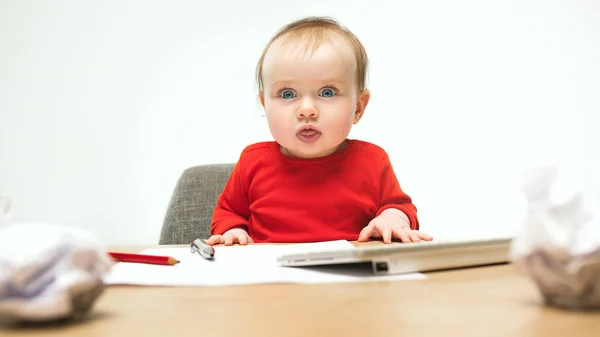 행복 한 아이 아기 소녀 유아 컴퓨터 흰색 배경에 고립의 키보드와 함께 앉아 — 스톡 사진