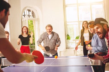Ping pong Masa Tenisi oynarken mutlu genç arkadaş grubu