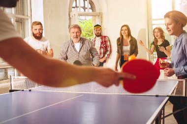 Ping pong Masa Tenisi oynarken mutlu genç arkadaş grubu