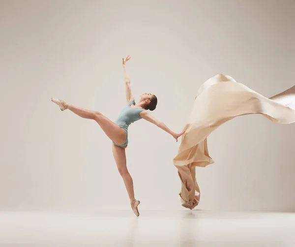 Bailarina de ballet moderna bailando en cuerpo entero sobre fondo blanco . — Foto de Stock