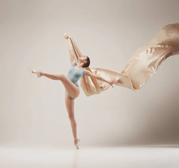 Danseuse de ballet moderne dansant en corps entier sur fond de studio blanc . — Photo