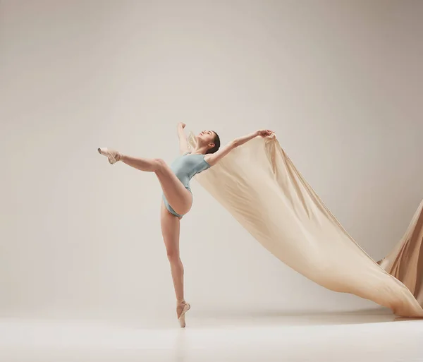 Danseuse de ballet moderne dansant en corps entier sur fond de studio blanc . — Photo