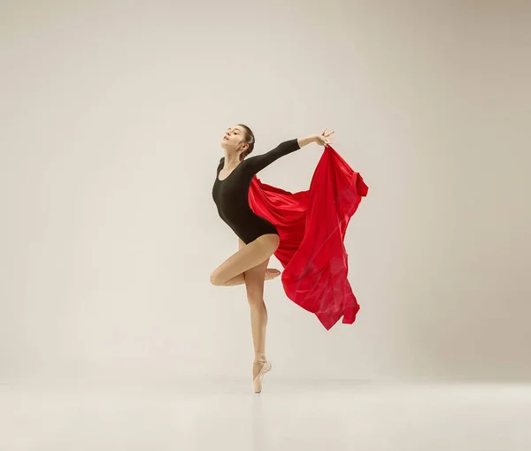 ホワイト スタジオの背景に全身で踊るモダンバレエ ダンサー. — ストック写真