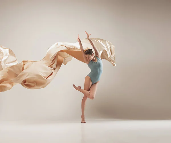 Moderne balletdanser dansen in volledige lichaam op witte studio achtergrond. — Stockfoto